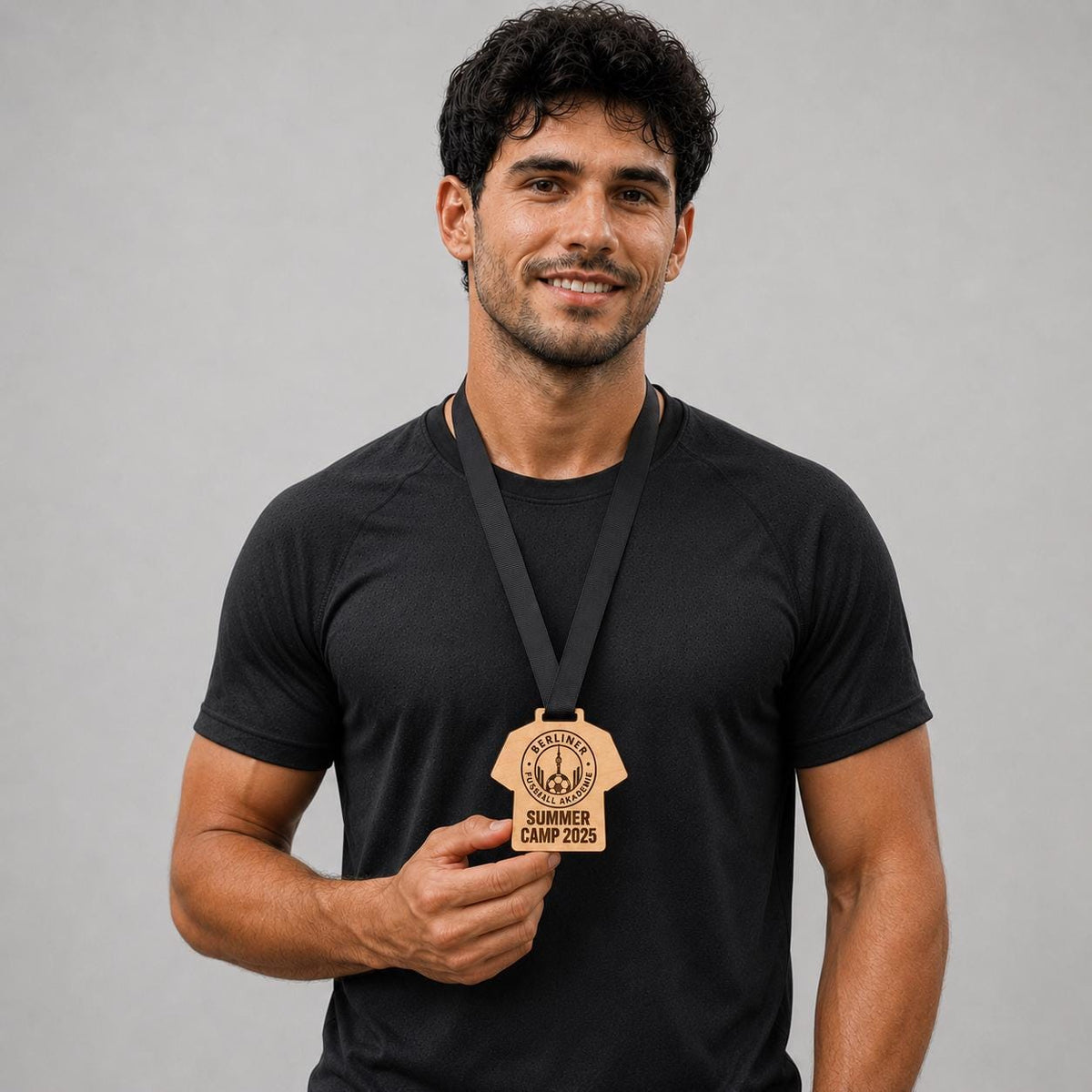 Medaglia calcio a forma di maglietta in Legno Personalizzata - Premio summer camp -Medaglia Incisa a Laser Sostenibile