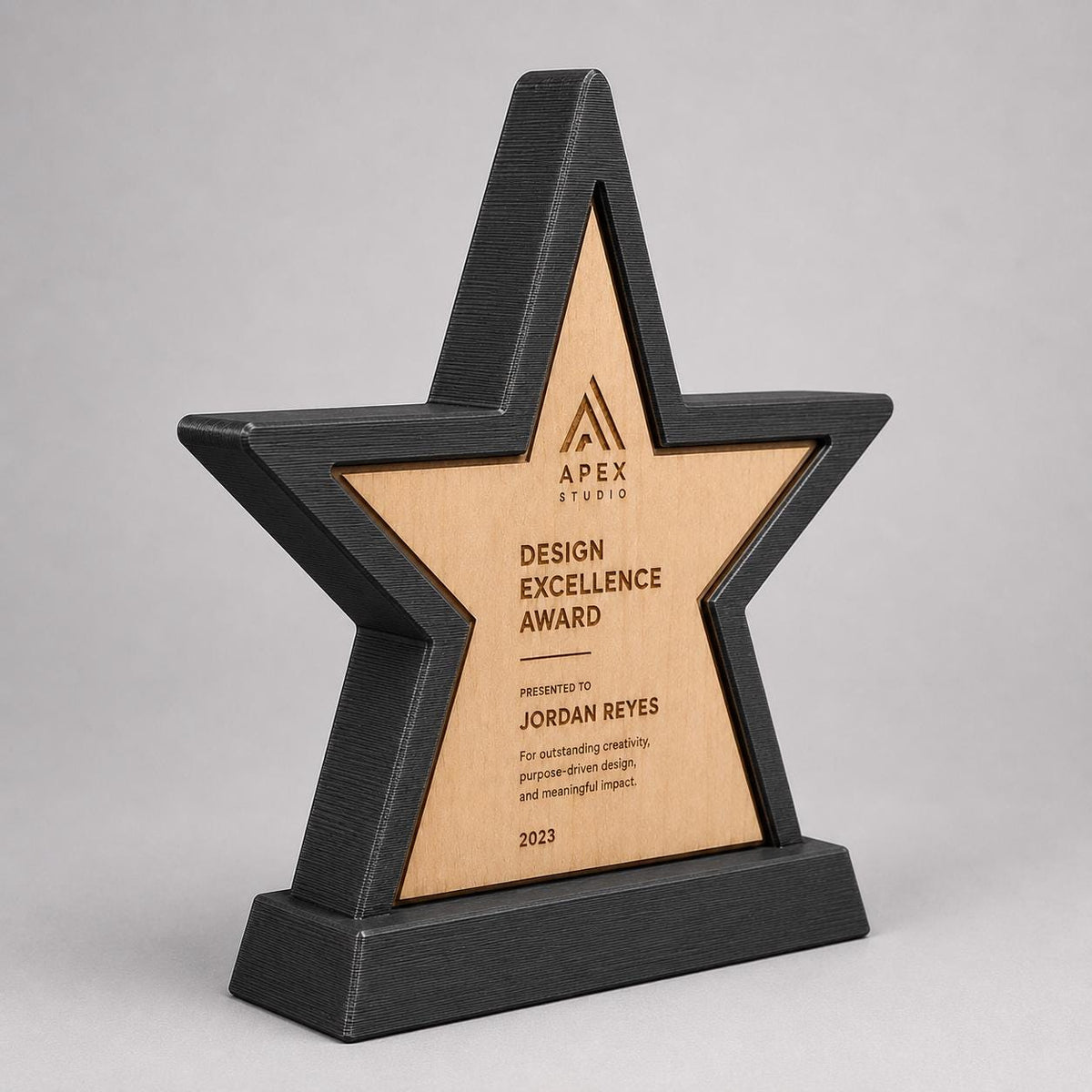 Trofeo Aziendale Personalizzato - Premio Monolite Minimalista Stampato 3D - Targa Verticale Incastonata in legno di pioppo incisa al laser