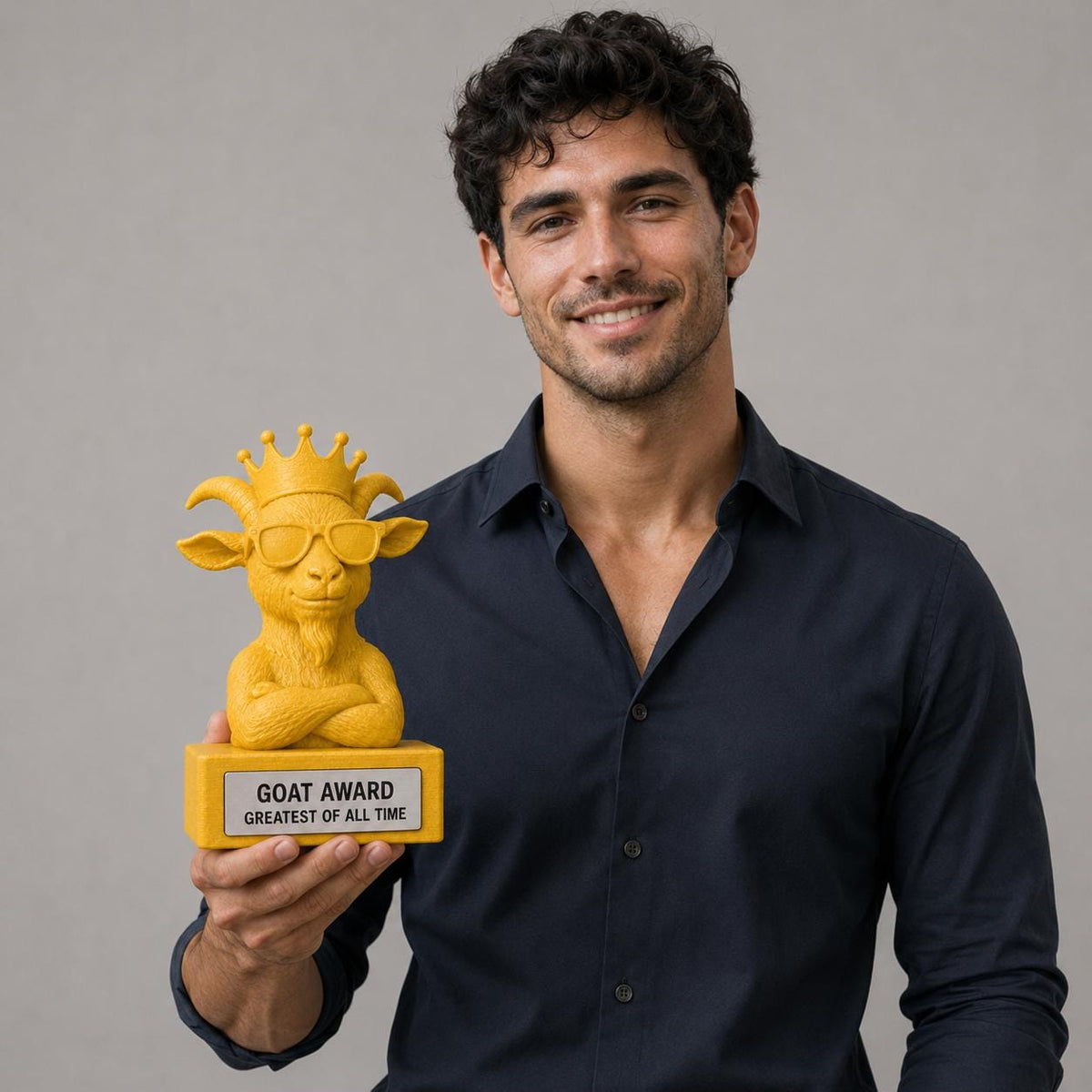 Regalo Divertente Amici, Statuetta Trofeo G.O.A.T. "Goat Award Greatest Of All Time", Capra con Corona e Occhiali, Premio Migliore di Sempre