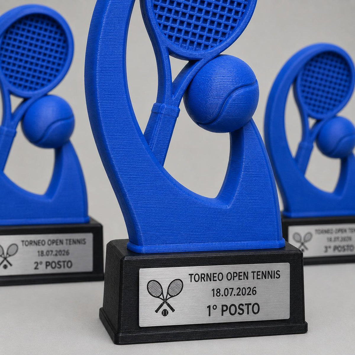 Set Podio Tennis Personalizzato, 3 6 o 10 Trofei con Logo e Targhetta Incisa per Tornei e Club