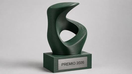 Trofeo in PLA verde stampato in 3D con layer visibili, base rettangolare e targhetta con fronte Acciaio