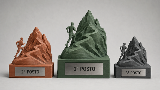 Tre trofei trail running stampati in 3D con basi rettangolari e targhette per primo, secondo e terzo posto
