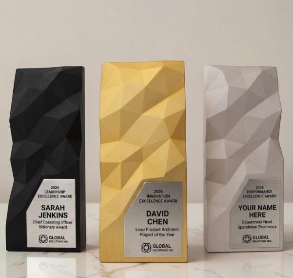 Trofeo Aziendale "Low-Poly Monolith" - Design d'Avanguardia- Riconoscimento Corporate di Lusso con Base Nera Personalizzabile