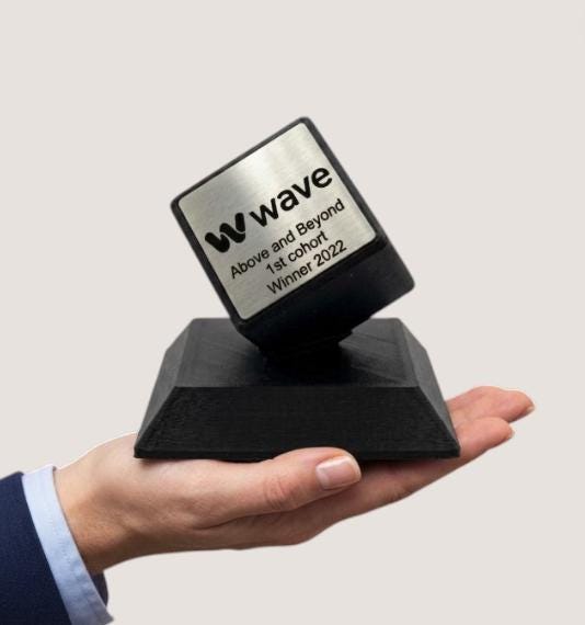 Trofeo Custom "Cube" – Edizione Tech 3D - Premio di Design per Concorsi - Riconoscimento Corporate di Lusso con Base Nera Personalizzabile