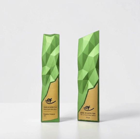Trofeo "Digital Twist" - Design Esclusivo per l'Eccellenza nel Marketing