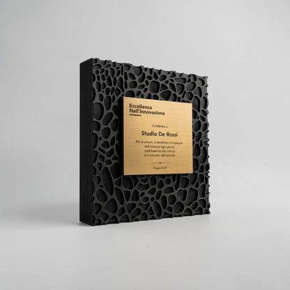Trofeo di Design Parametrico Personalizzabile – Scultura Voronoi in PLA Nero Opaco e Targa in Metallo Spazzolato – Premio Eccellenza