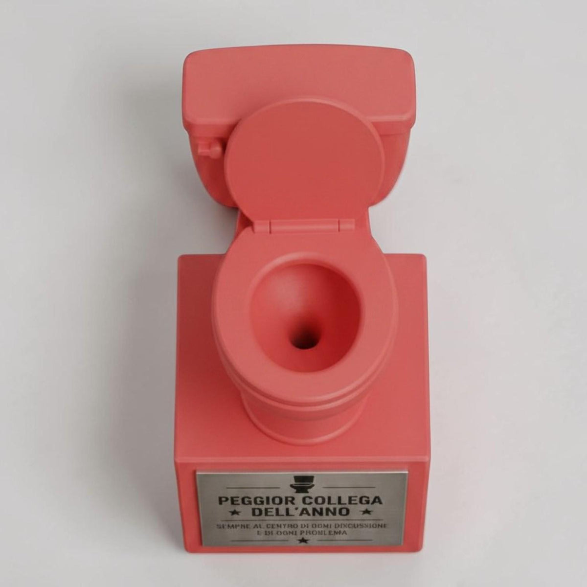 Premio ironico realizzato in stampa 3D PLA con design originale a forma di gabinetto, perfetto per scherzi tra colleghi, amici