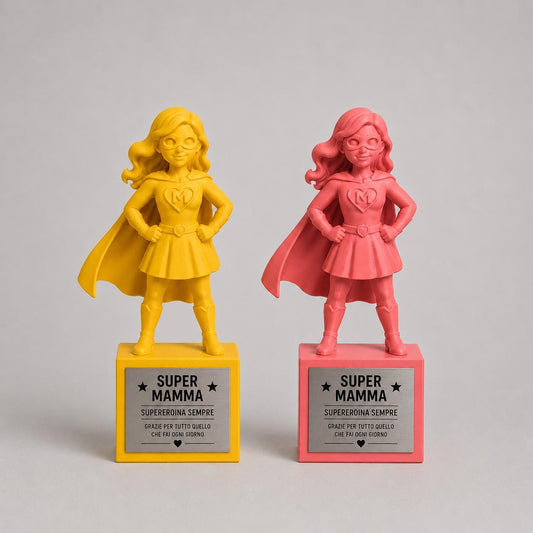Trofeo Super Mamma Personalizzato - Statuetta Cartoon Stampata 3D Divertente - Regalo Festa della Mamma, Compleanno - Base Acciaio Incisa