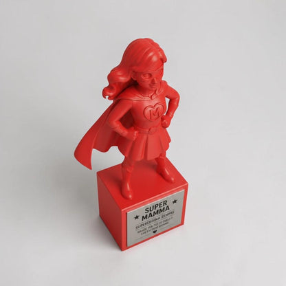 Trofeo Super Mamma Personalizzato - Statuetta Cartoon Stampata 3D Divertente - Regalo Festa della Mamma, Compleanno - Base Acciaio Incisa