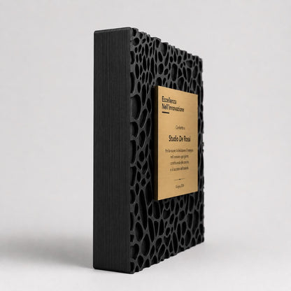 Targa premio di Design Parametrico Personalizzabile – Scultura Voronoi in PLA Nero Opaco e Targa in Metallo Spazzolato – Premio Eccellenza