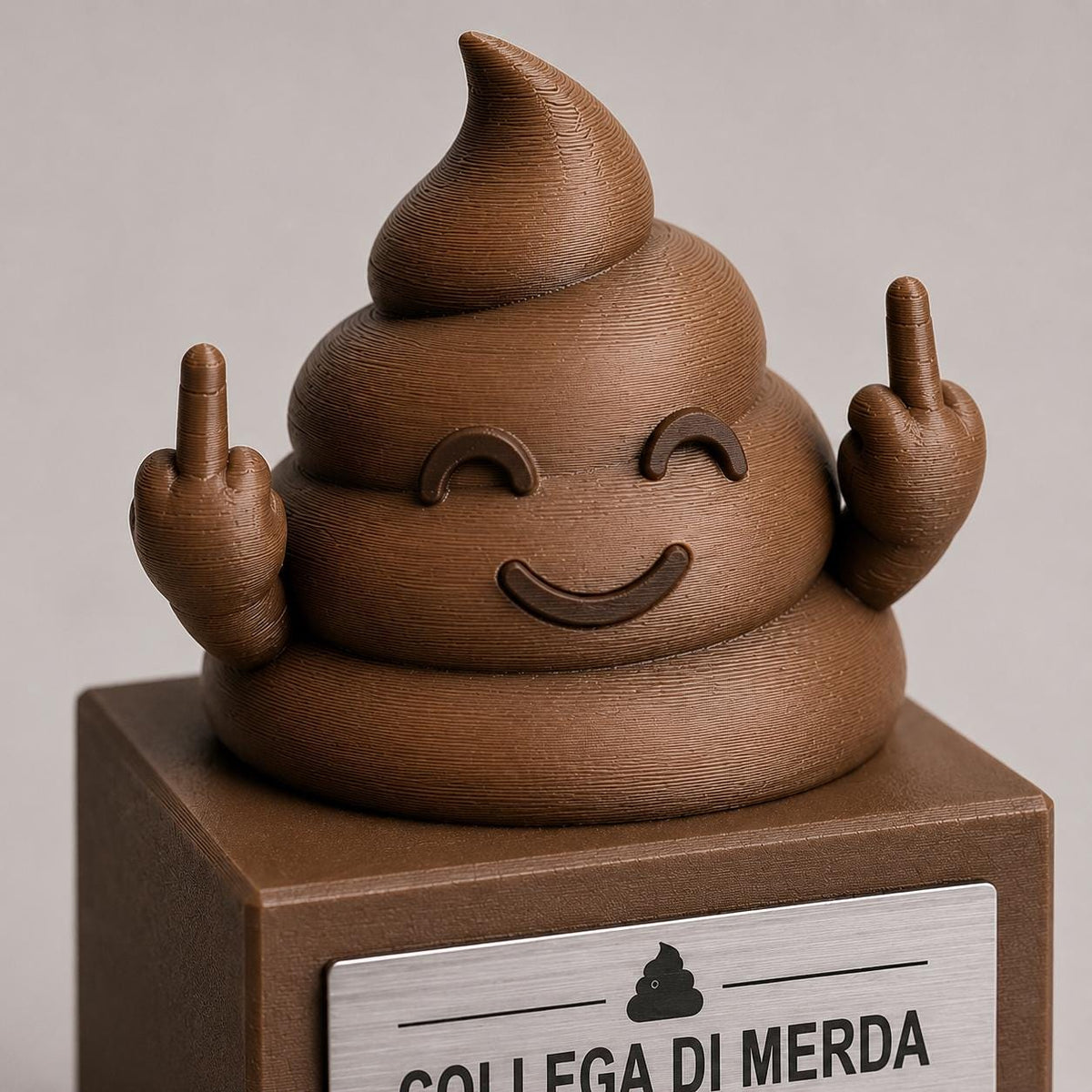 Premio ironico realizzato in stampa 3D PLA con design originale a forma di “cacca simpatica”, perfetto per scherzi tra colleghi, amici