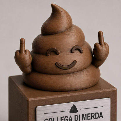 Premio ironico realizzato in stampa 3D PLA con design originale a forma di “cacca simpatica”, perfetto per scherzi tra colleghi, amici