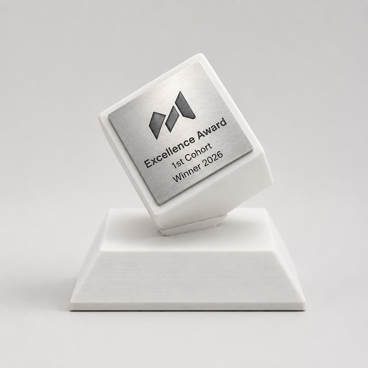 Trofeo Custom "Cube" – Edizione Tech 3D - Premio di Design per Concorsi - Riconoscimento Corporate di Lusso con Base Nera Personalizzabile