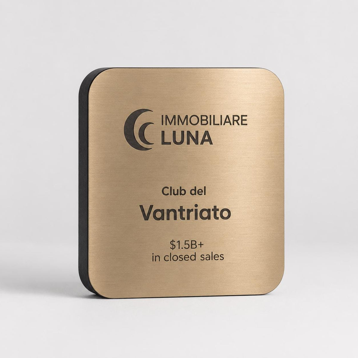 Set di tre trofei in legno personalizzati per podio aziendale