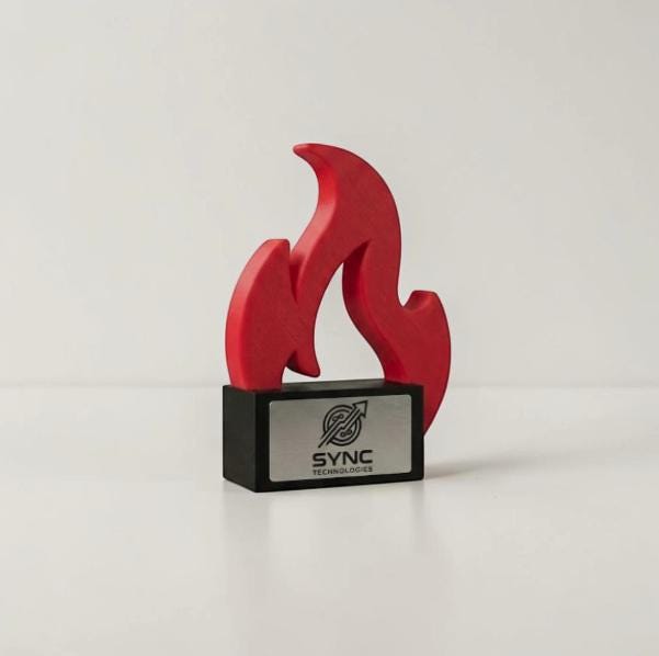Trofeo Aziendale Personalizzato "Fiamma" in Stampa 3D - Premio Business con Base in Legno Incisa - Riconoscimento Moderno per Leadership