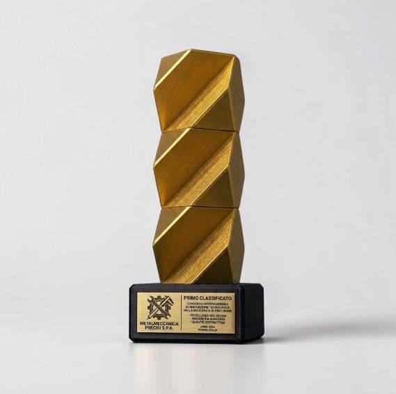 Trofeo Aziendale Modulare torre - Premio in Stampa 3D Oro con Base in Legno Personalizzabile - Riconoscimento Collaboratori Impilabile
