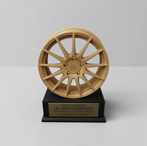 Trofeo Automotive Personalizzato in Stampa 3D | Premio Aziendale con Cerchio Auto e Targa Incisa | Idea Regalo Anniversario Lavoro