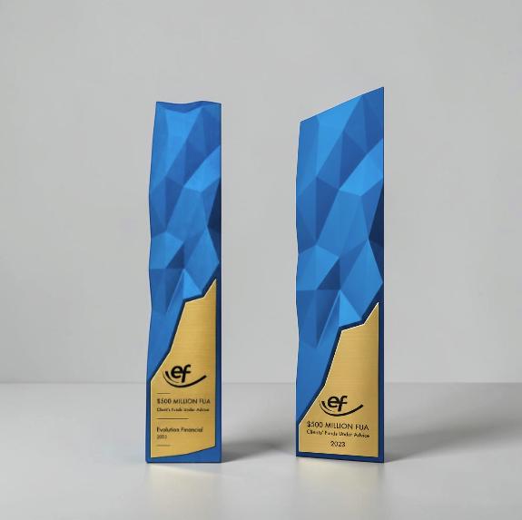Trofeo "Digital Twist" - Design Esclusivo per l'Eccellenza nel Marketing