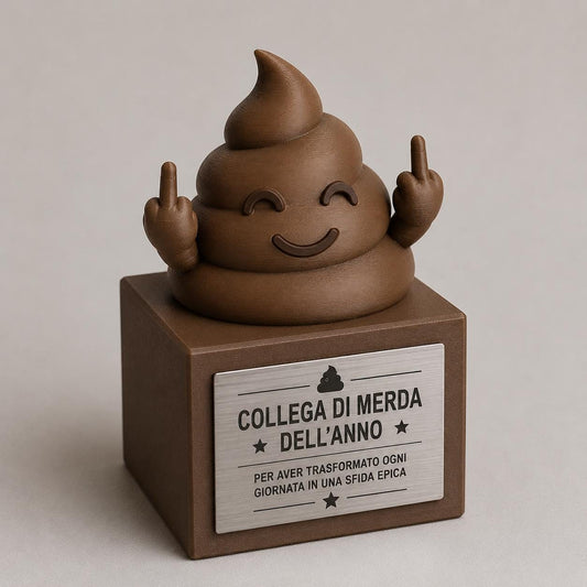Premio ironico realizzato in stampa 3D PLA con design originale a forma di “cacca simpatica”, perfetto per scherzi tra colleghi, amici