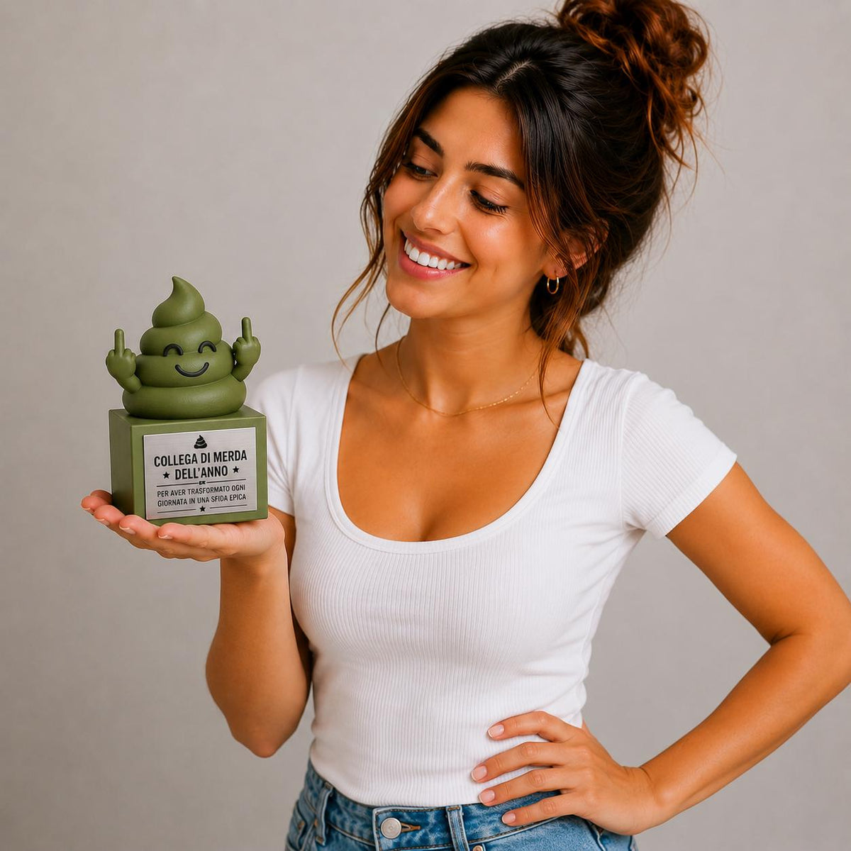 Premio ironico realizzato in stampa 3D PLA con design originale a forma di “cacca simpatica”, perfetto per scherzi tra colleghi, amici