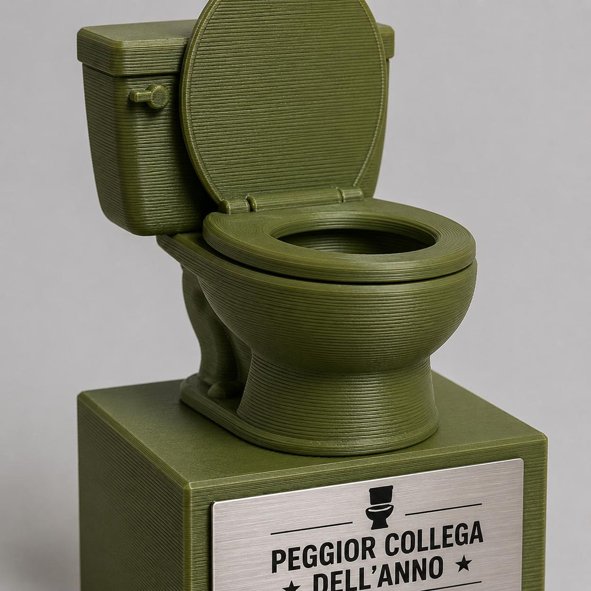 Premio ironico realizzato in stampa 3D PLA con design originale a forma di gabinetto, perfetto per scherzi tra colleghi, amici