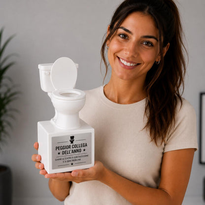 Premio ironico realizzato in stampa 3D PLA con design originale a forma di gabinetto, perfetto per scherzi tra colleghi, amici