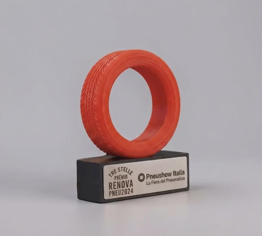 Trofeo pneumatico Personalizzato in Stampa 3D | Premio Aziendale con Cerchio Auto e Targa Incisa | Idea Regalo Anniversario Lavoro