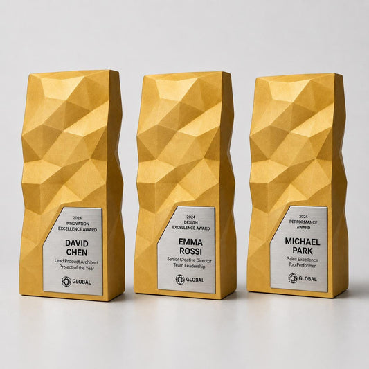 Trofeo Aziendale "Low-Poly Monolith" - Design d'Avanguardia- Riconoscimento Corporate di Lusso con Base Nera Personalizzabile
