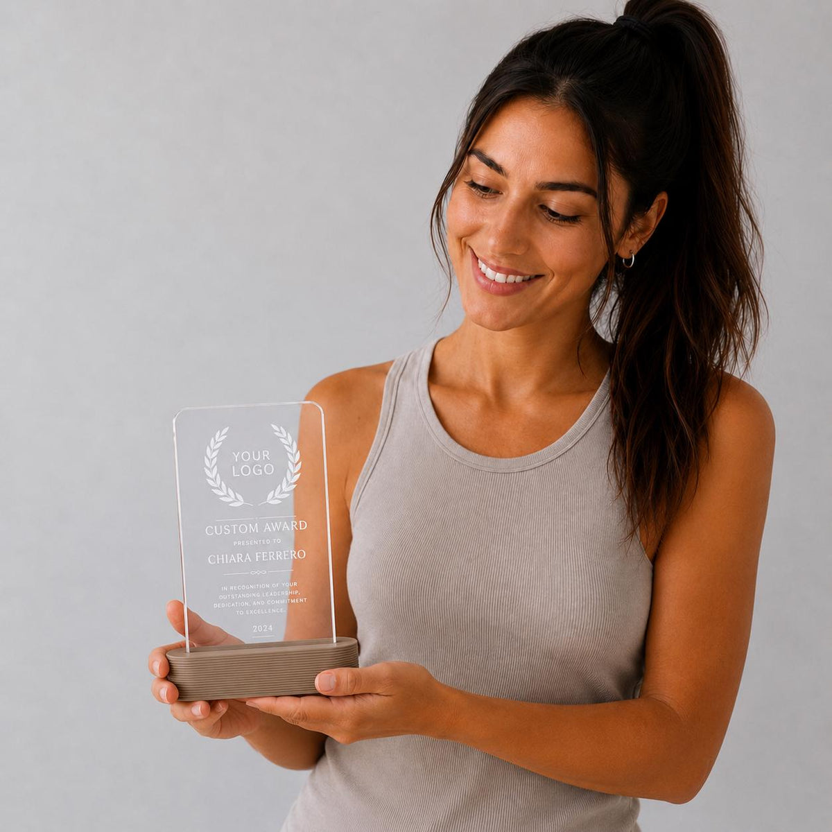 Trofeo personalizzato in plexiglass inciso, premio con logo su base PLA 3D, targa award per sport eventi aziende