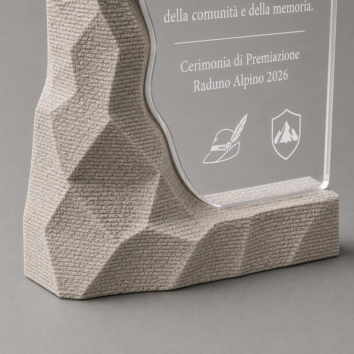 Trofeo Alpini Personalizzato in Plexiglass e PLA Effetto Pietra, Premio di Riconoscimento Montagna Inciso a Laser, Regalo Raduno Alpino 2026