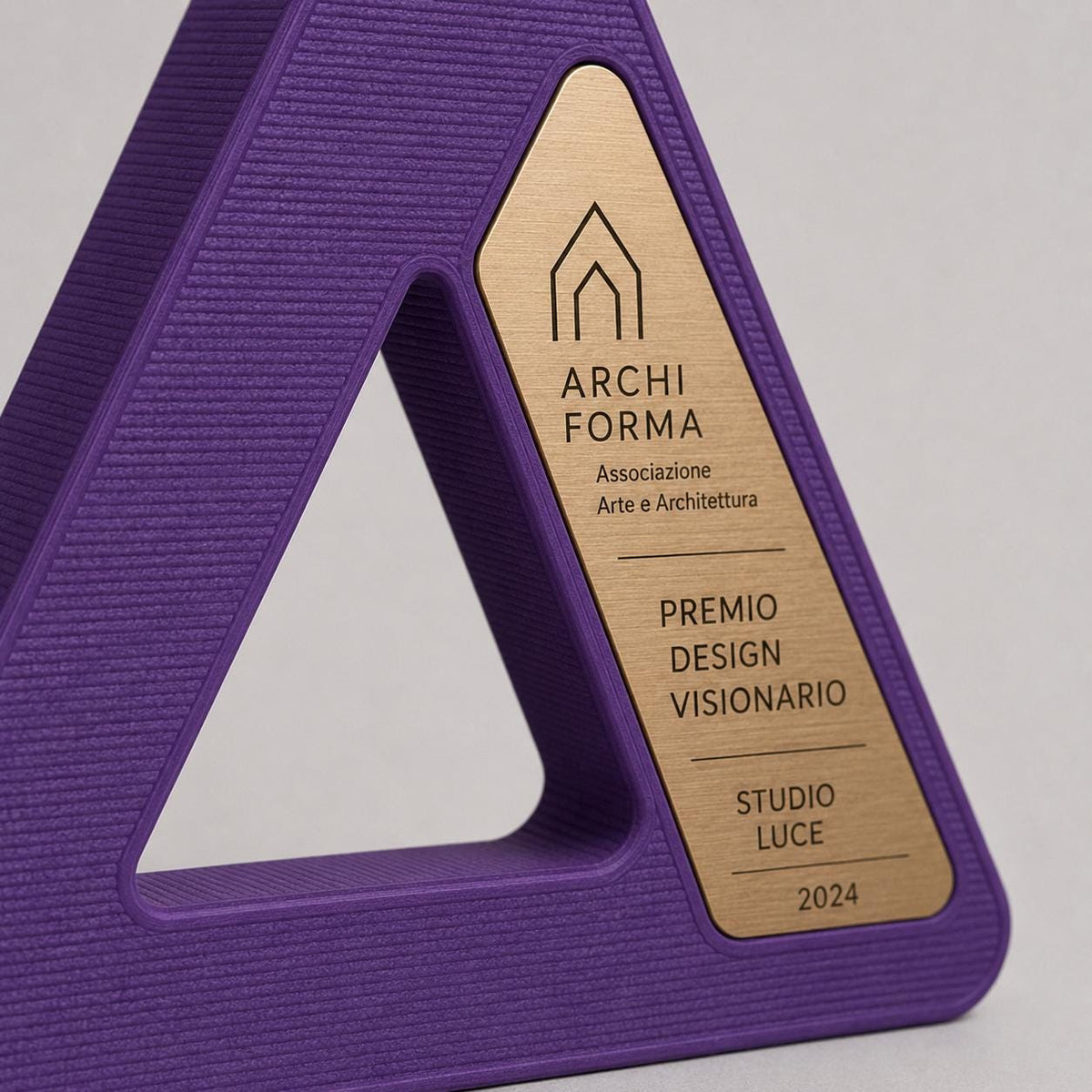 Trofeo triangolare personalizzato stampato in 3D con placca incisa premio design arte architettura aziendale