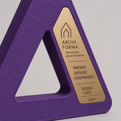 Trofeo triangolare personalizzato stampato in 3D con placca incisa premio design arte architettura aziendale