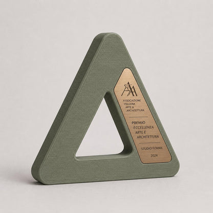 Trofeo triangolare personalizzato stampato in 3D con placca incisa premio design arte architettura aziendale