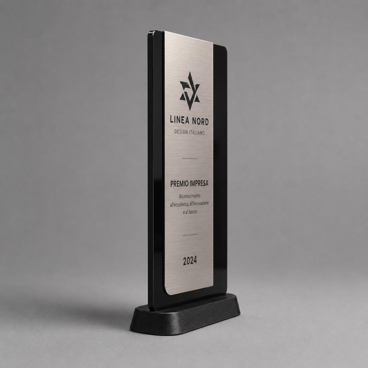 Trofeo Aziendale Personalizzato - Premio Rettangolare stretto in Plexiglas Lucido Base Nera Stampata 3D e Targa Asimmetrica Effetto Acciaio