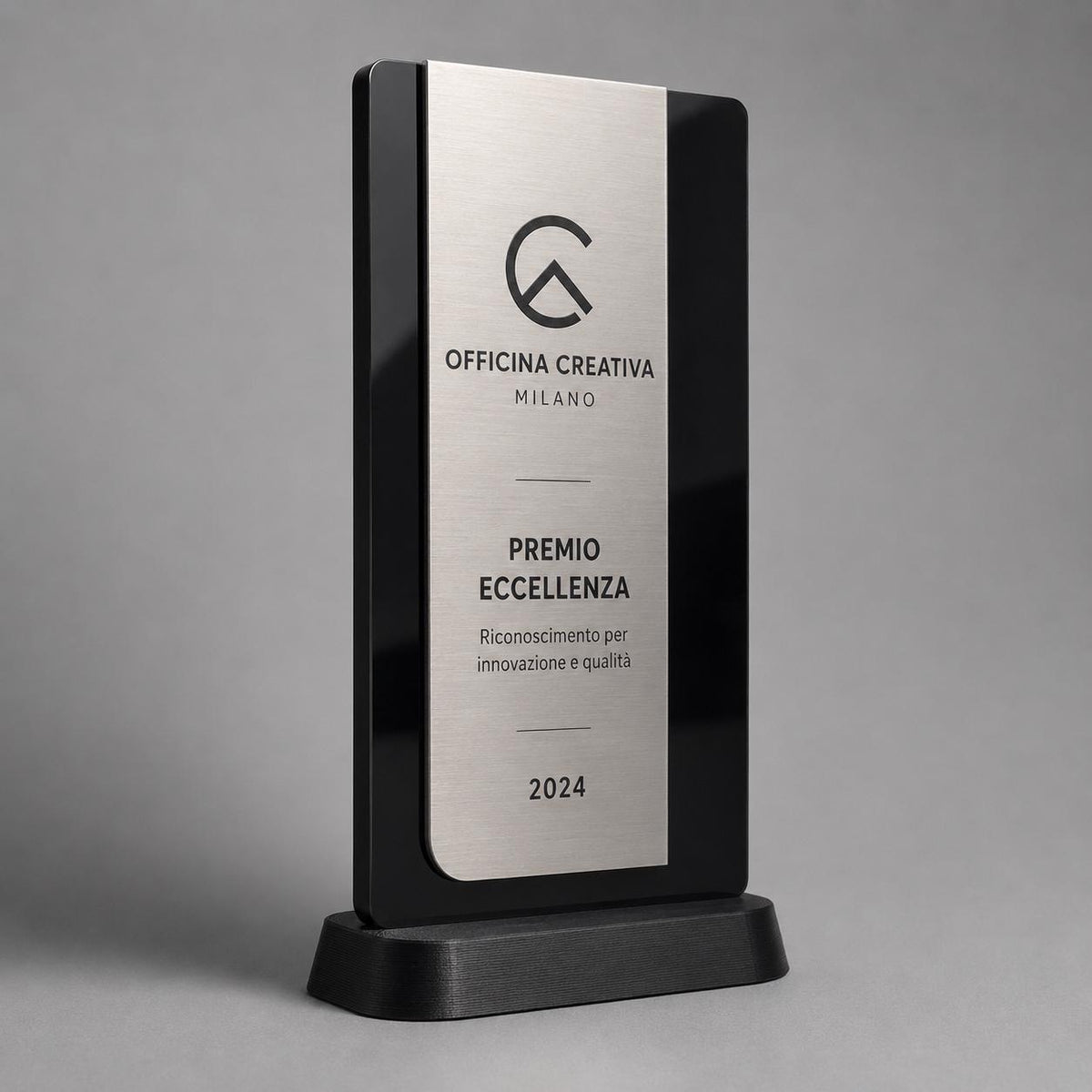 Trofeo Aziendale Personalizzato - Premio Rettangolare stretto in Plexiglas Lucido Base Nera Stampata 3D e Targa Asimmetrica Effetto Acciaio