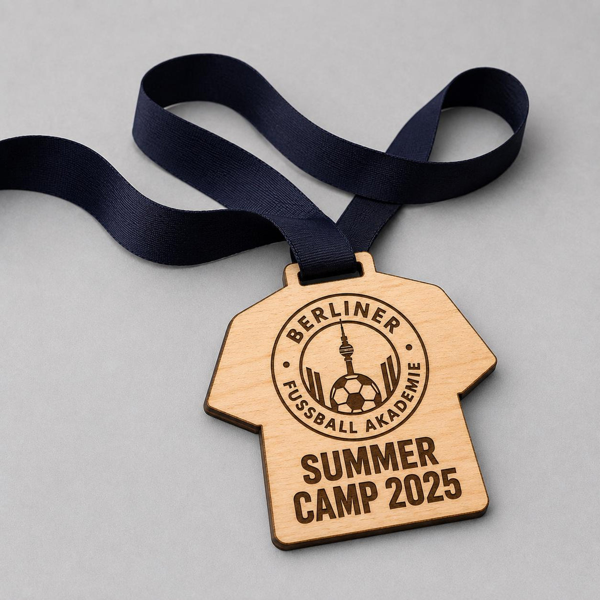 Medaglia calcio a forma di maglietta in Legno Personalizzata - Premio summer camp -Medaglia Incisa a Laser Sostenibile