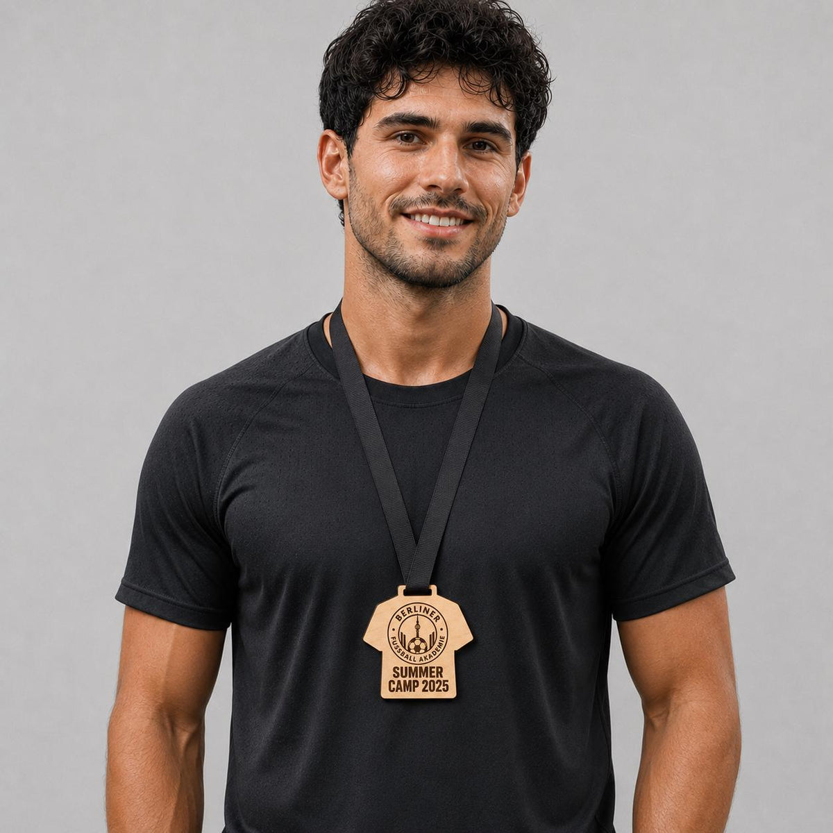 Medaglia calcio a forma di maglietta in Legno Personalizzata - Premio summer camp -Medaglia Incisa a Laser Sostenibile