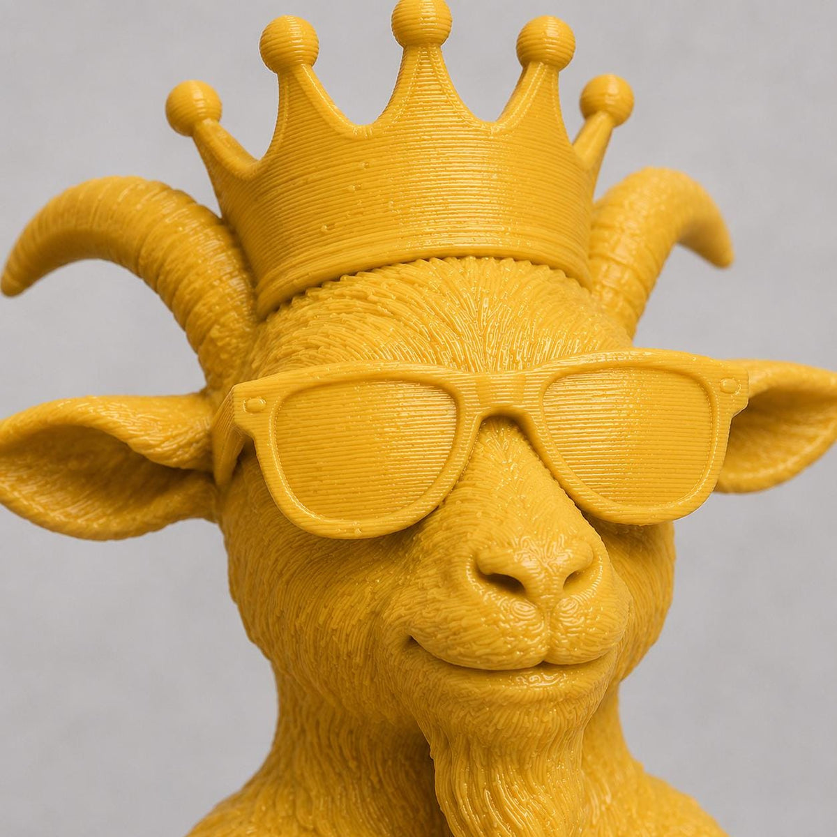 Regalo Divertente Amici, Statuetta Trofeo G.O.A.T. "Goat Award Greatest Of All Time", Capra con Corona e Occhiali, Premio Migliore di Sempre