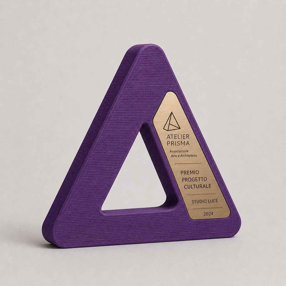 Trofeo triangolare personalizzato stampato in 3D con placca incisa premio design arte architettura aziendale
