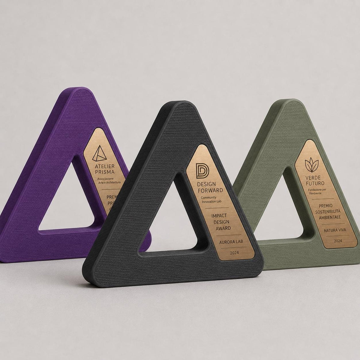 Trofeo triangolare personalizzato stampato in 3D con placca incisa premio design arte architettura aziendale