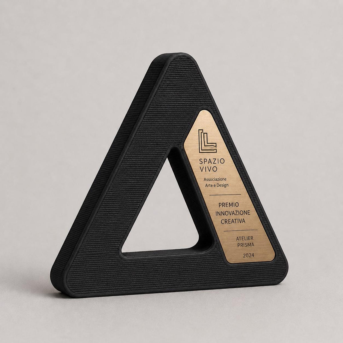 Trofeo triangolare personalizzato stampato in 3D con placca incisa premio design arte architettura aziendale