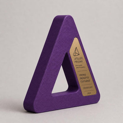 Trofeo triangolare personalizzato stampato in 3D con placca incisa premio design arte architettura aziendale
