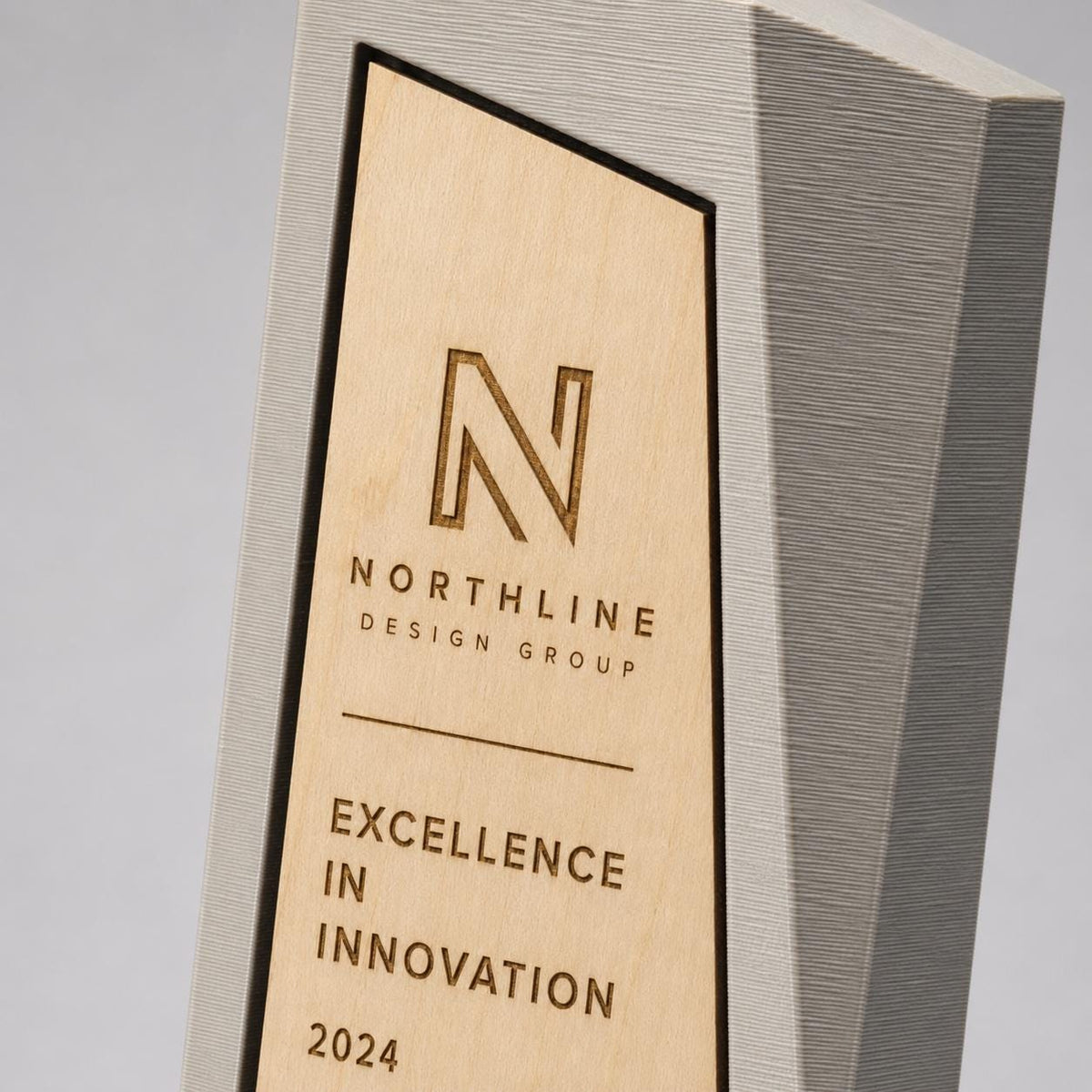 Trofeo Aziendale Personalizzato - Premio Monolite Minimalista Stampato 3D - Targa Verticale Incastonata in legno di pioppo incisa al laser