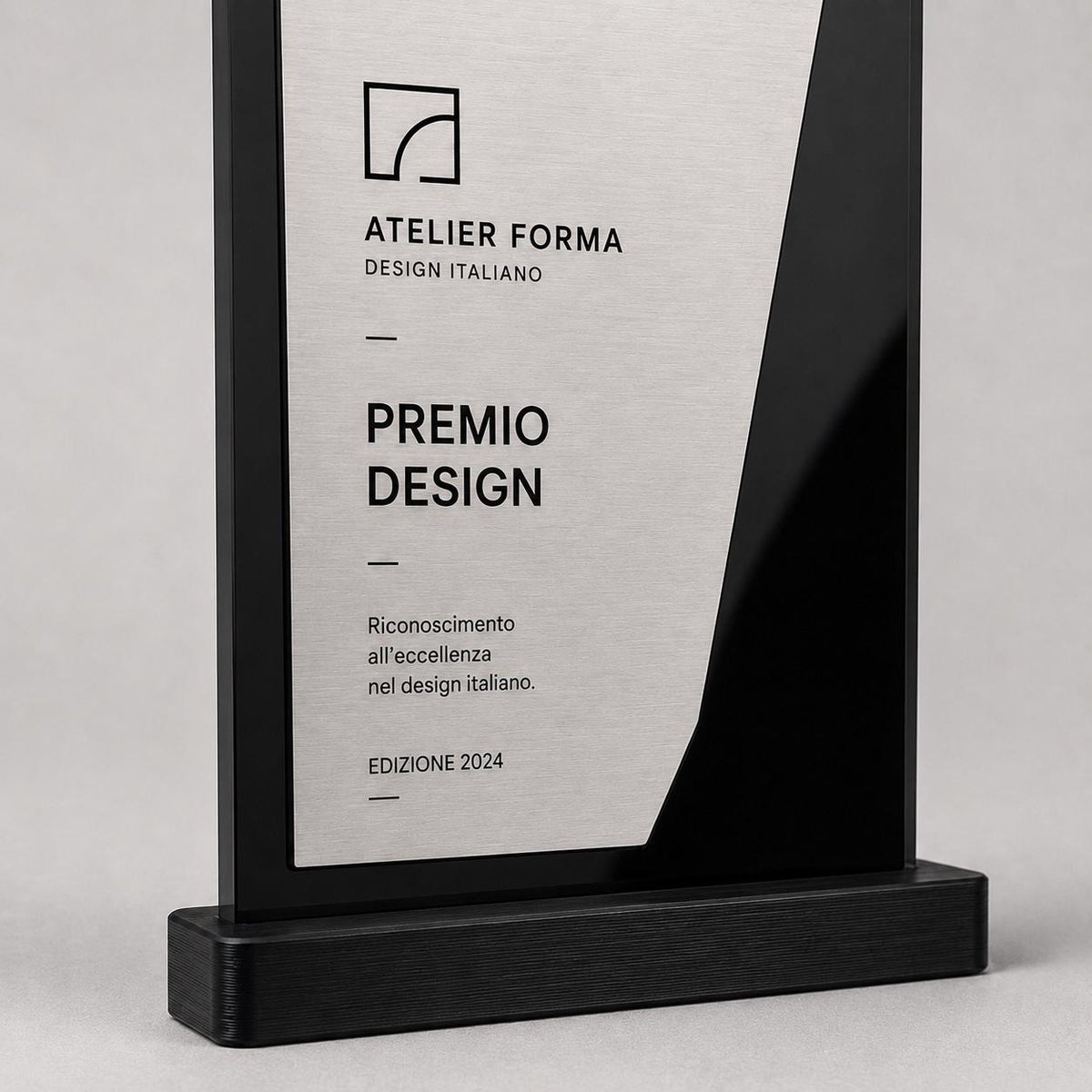 Trofeo Aziendale Personalizzato - Premio Rettangolare in Plexiglas Lucido - Base Nera Stampata 3D e Targa Asimmetrica Effetto Acciaio
