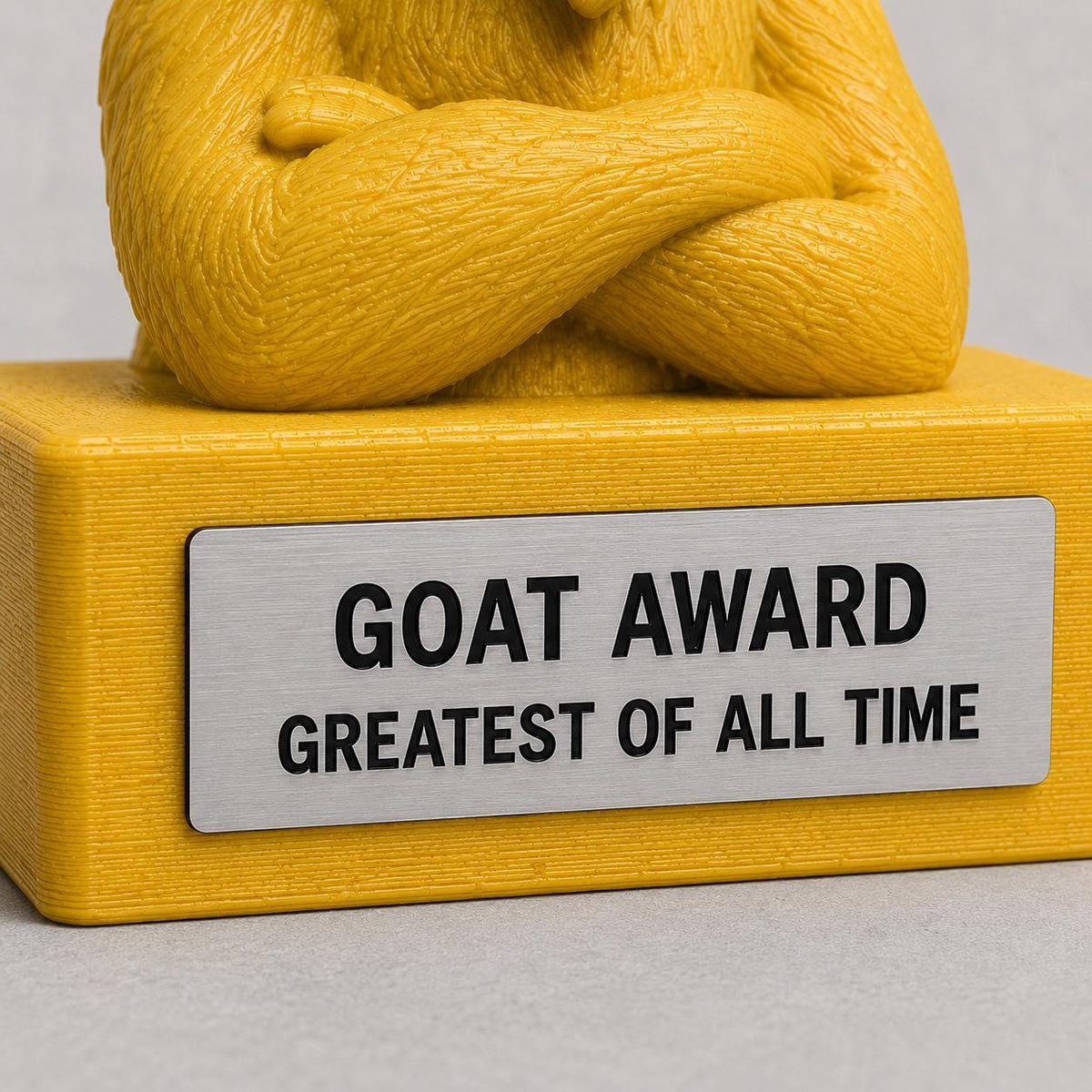 Regalo Divertente Amici, Statuetta Trofeo G.O.A.T. "Goat Award Greatest Of All Time", Capra con Corona e Occhiali, Premio Migliore di Sempre