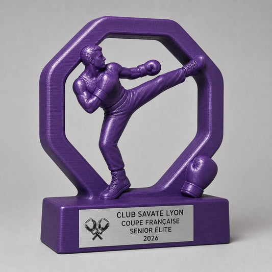 Trofeo Savate Personalizzato con Atleta in Calcio, Premio Boxe Francese per Gare, Club e Categorie con Logo e Targhetta