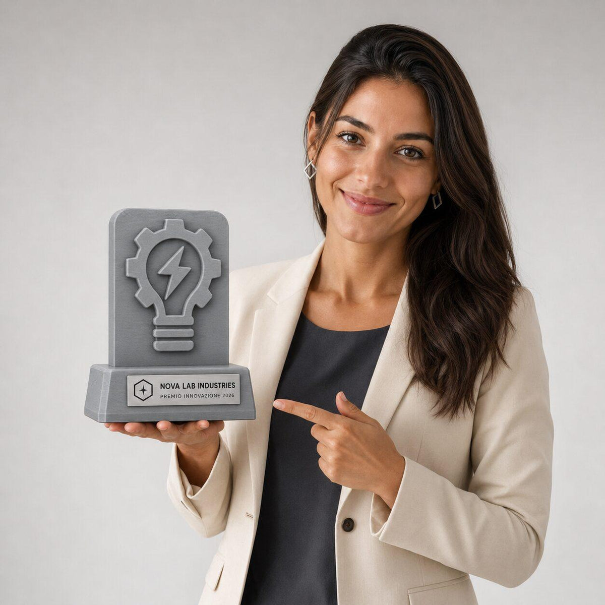 Trofeo aziendale personalizzato con logo, premio innovazione in stampa 3D e targhetta acciaio incisa