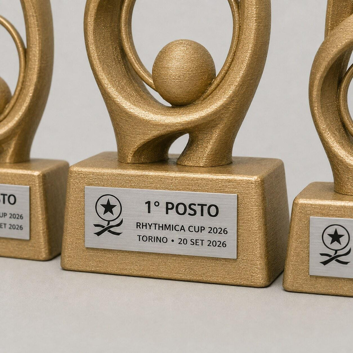 Set Podio Ginnastica Ritmica Personalizzato, 3 6 o 10 Trofei con Logo e Targhetta Incisa