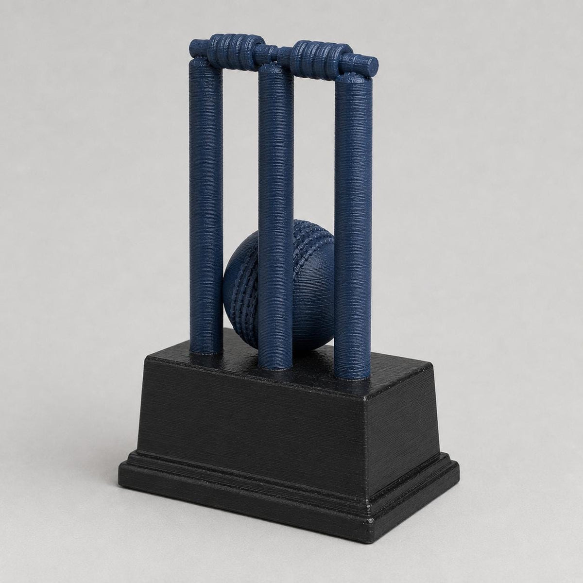 Trofeo Cricket Personalizzato con Wicket e Palla, Premio Torneo per Club, Scuole e Categorie con Logo