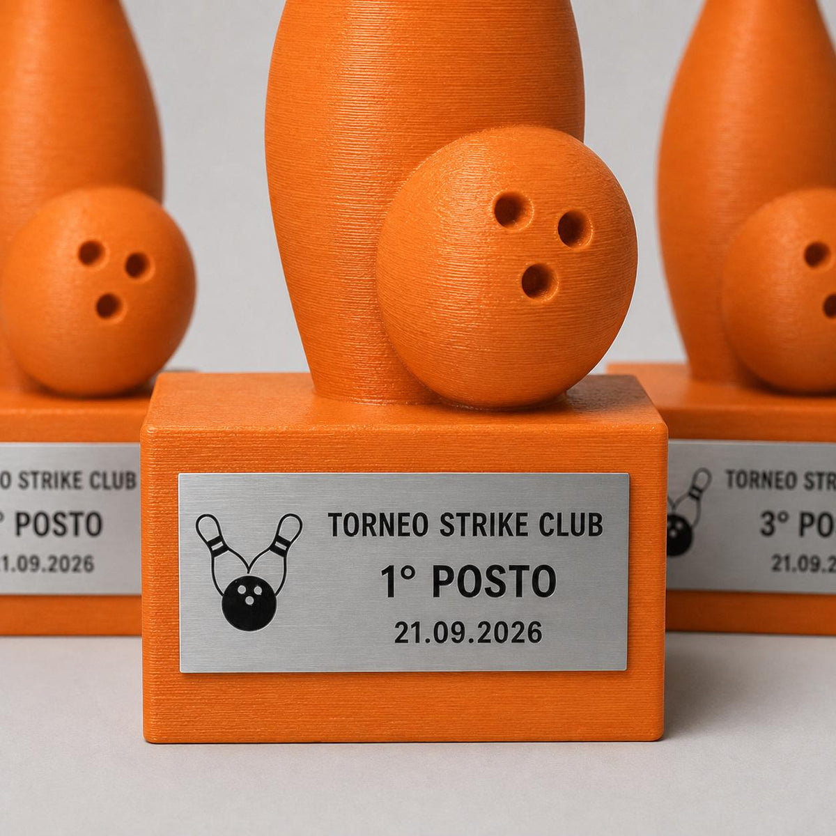 Set Podio Bowling Personalizzato, 3 6 o 10 Trofei per Torneo con Logo e Targhetta Incisa